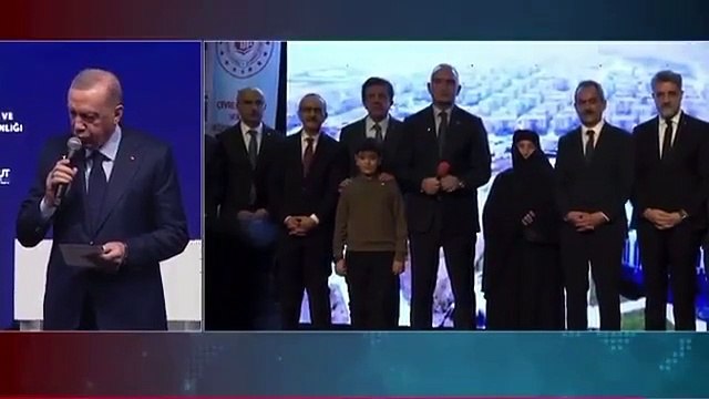 Kültür ve Turizm Bakanı Mehmet Nuri Ersoy, konut verilecek olan depremzedeleri 'talihliler' olarak sahneye çağırdı.