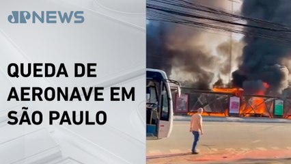 Avião de pequeno porte cai em avenida na Barra Funda (SP)