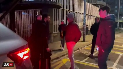 La afición del Valencia pide explicaciones a Corberán tras la goleada: "Nos han metido 12..."