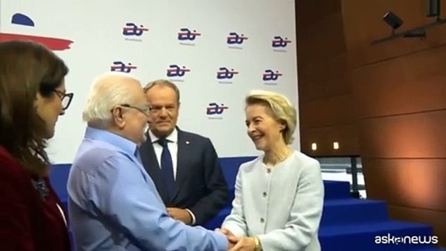Ursula von der Leyen accolta a Danzica da Donald Tusk