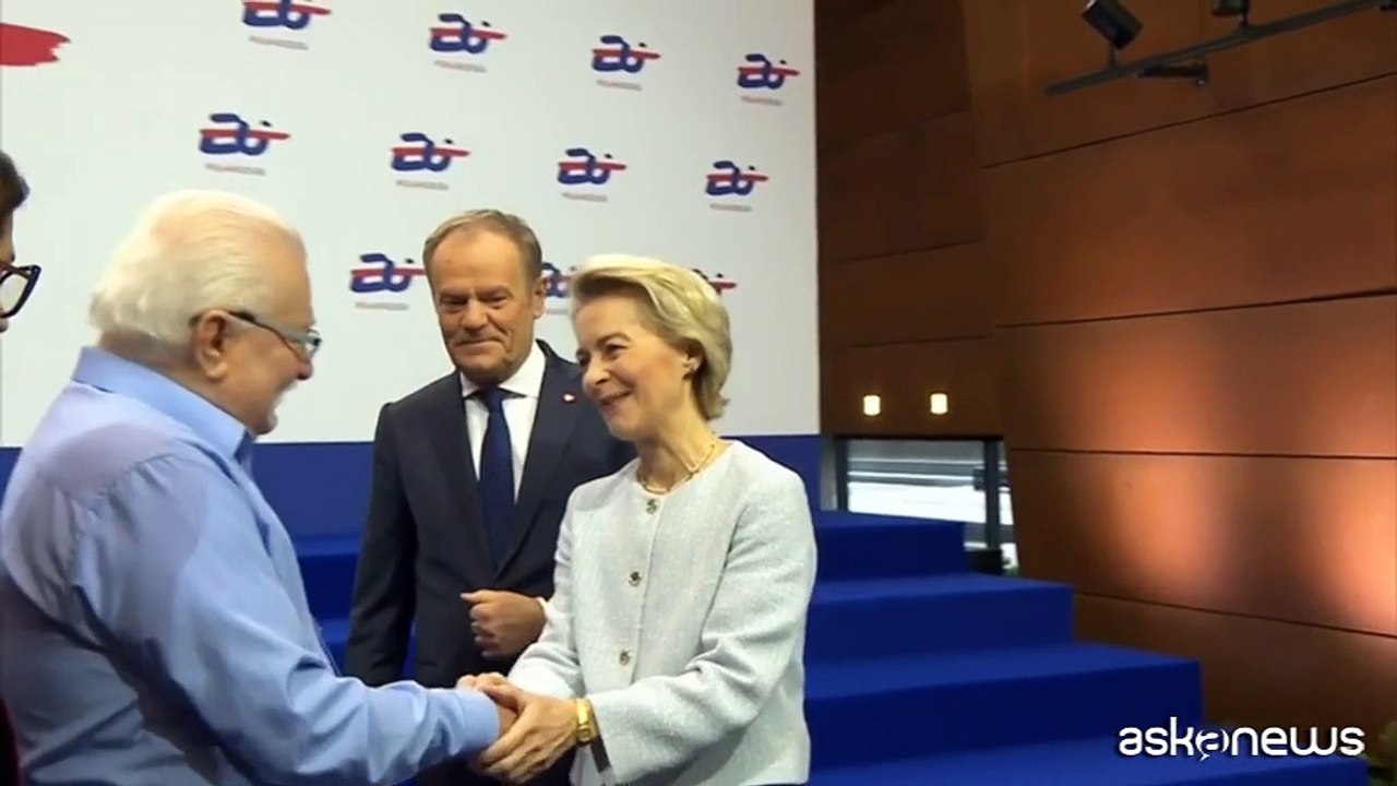 Ursula von der Leyen accolta a Danzica da Donald Tusk