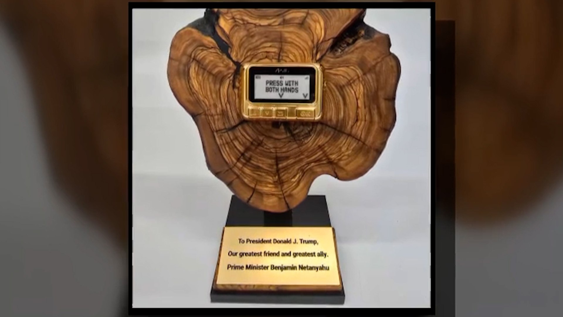 Durante su visita a la Casa Blanca, Netanyahu, regal� a Donald Trump un 'busca' dorado. Se trata de una alusi�n a la operaci�n llevada a cabo en septiembre del a�o pasado por Israel contra Hizbol� en L�bano.