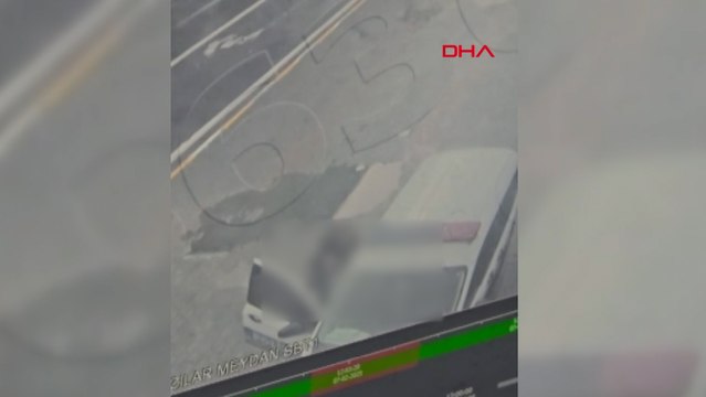 Devriye aracındaki polislere bıçaklı saldırı kamerada