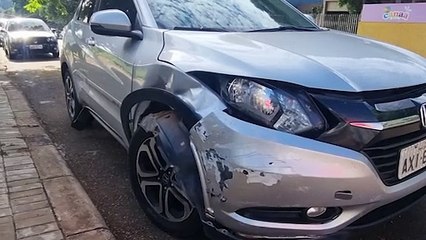 Sandero e Honda HRv se envolvem em colisão no Centro de Cascavel