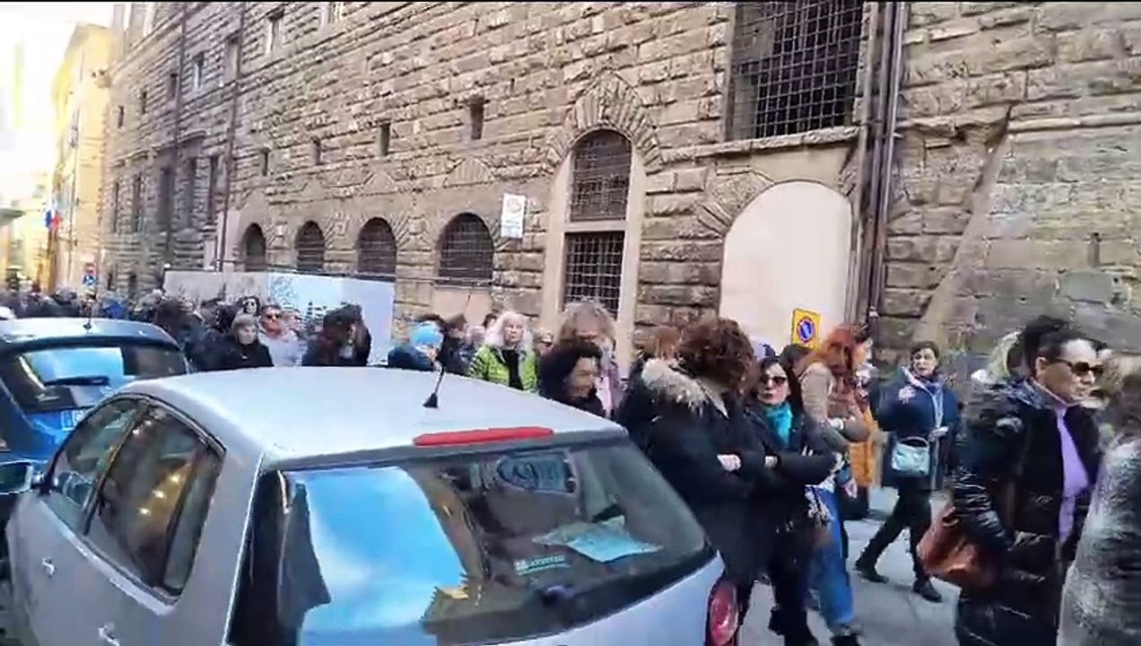 Firenze, la manifestazione dei tassisti per le strade del centro dopo l'aggressione a una collega