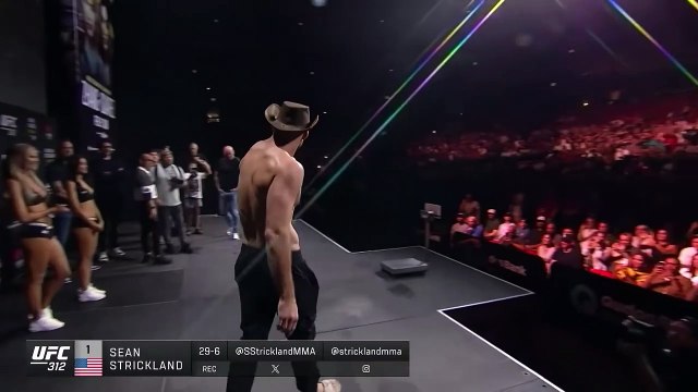UFC 312 - Du Plessis vs. Strickland, une pesée et des insultes