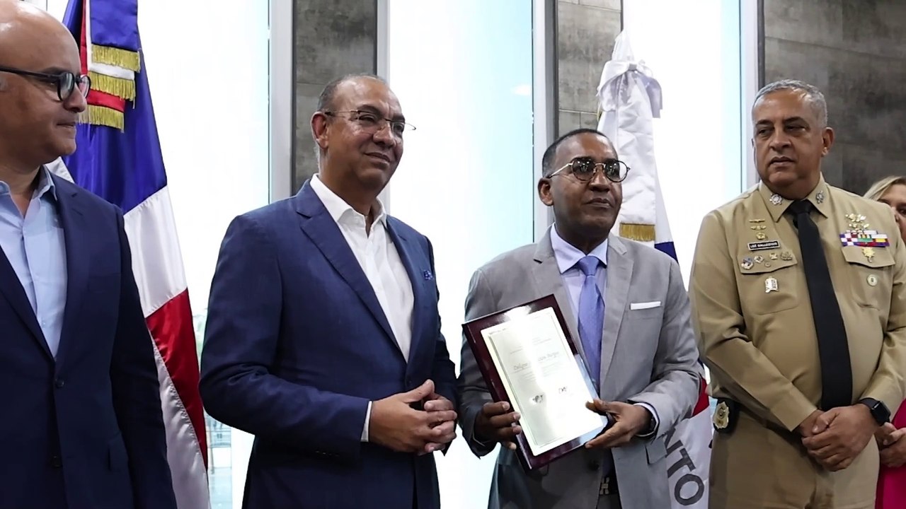 Deligne Ascención recibe reconocimiento de Comisión Aeroportuaria
