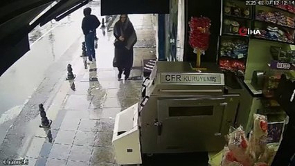 İstanbul'da eli bıçaklı psikopat polise saldırdı