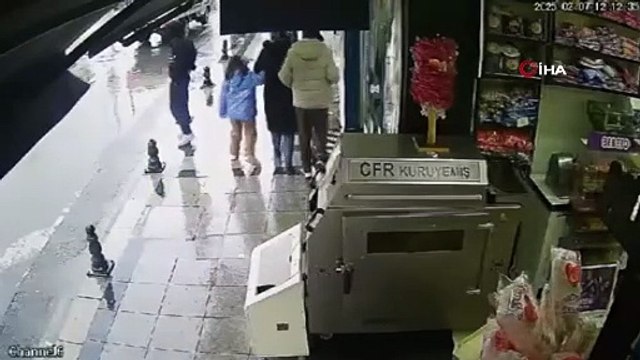 Bağcılar’da polise bıçaklı saldırı: Biri kadın 2 polis memuru yaralandı