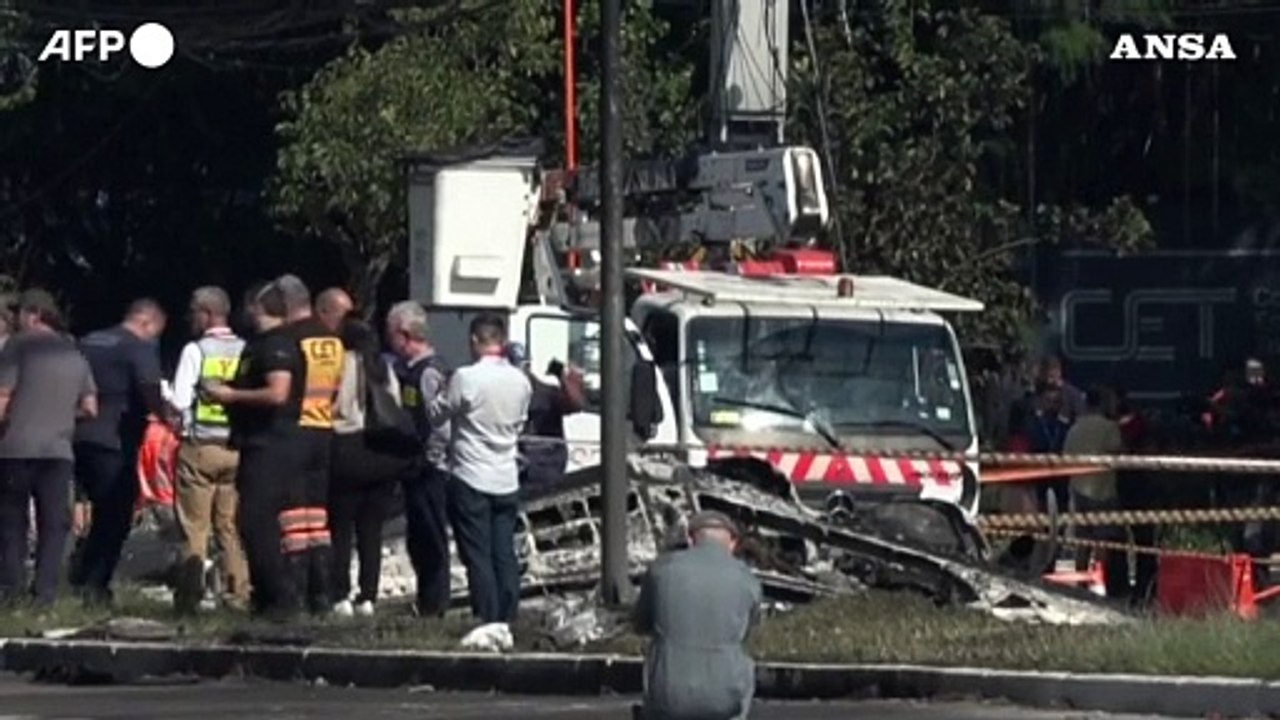 Piccolo aereo si schianta a San Paolo, almeno 2 morti e un ferito