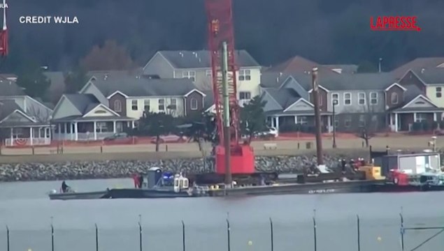 Disastro aereo Washington: recuperato l'elicottero Black Hawk dal fiume Potamac