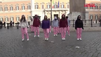 "Il ragazzo dai pantaloni rosa": flash mob a Montecitorio con la mamma di Andrea