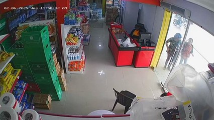 Captan en cámara a mujer robando mercancía en minimarket de Santo Domingo Este