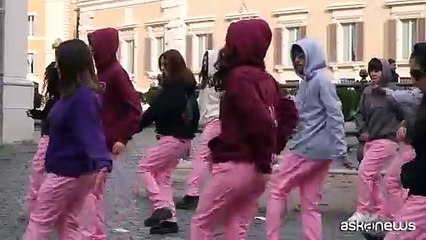 Bullismo, flashmob a Montecitorio per "Il ragazzo dai pantaloni rosa"