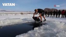 Kars'ta donmuş Çıldır Gölü'nde nefes kesen gösteri!