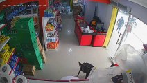 Dueño de minimarket denuncia que mujer robó mercancía de su establecimiento