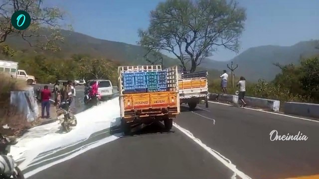 ஈரோட்டில் பால் வண்டி கவிழ்ந்து விபத்து! சாலையில் கொட்டிய 20,000 லிட்டர் பால் | Oneindia Tamil