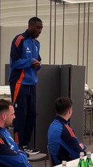 Juventus, Kolo Muani è... un rapper! Il francese canta a cena coi compagni VIDEO