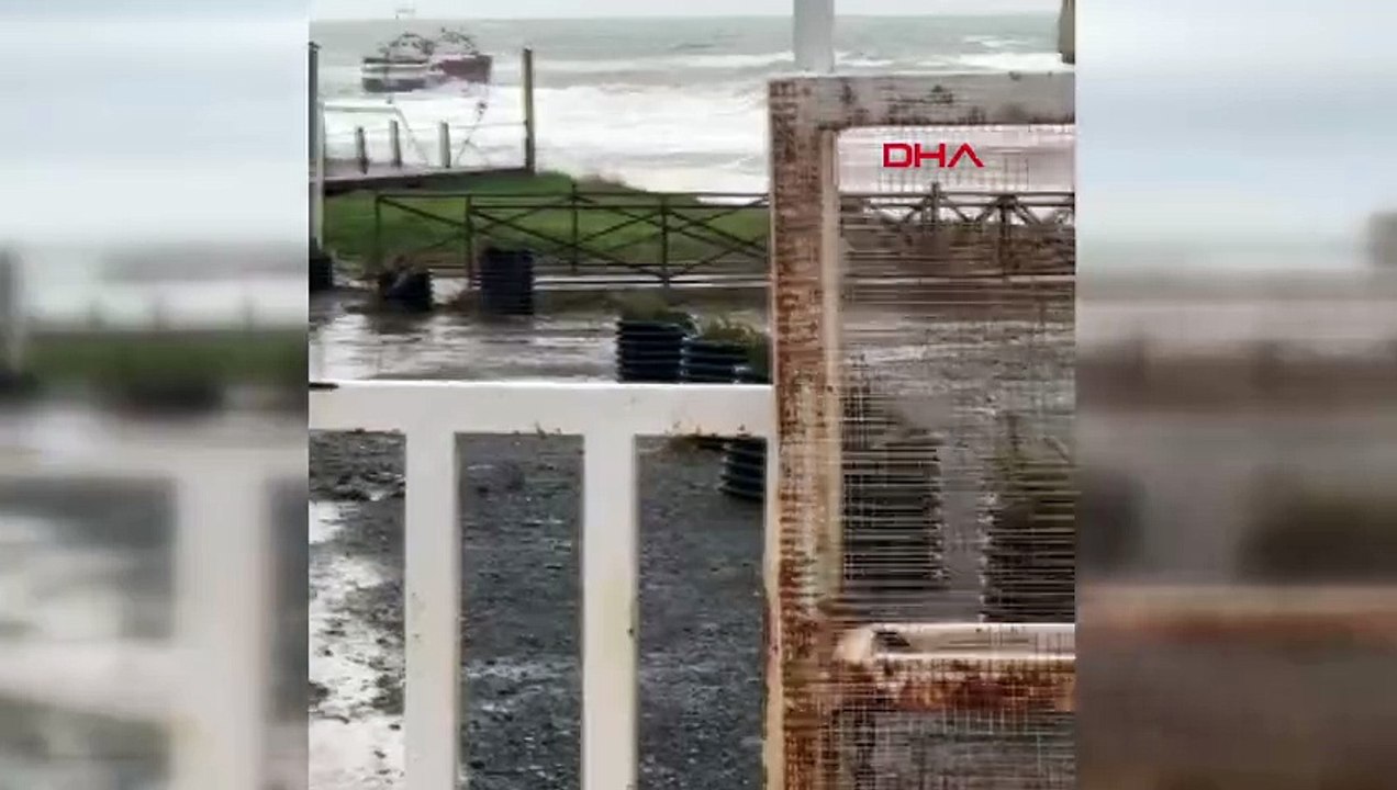 İstanbul'da panik anları: Kuru yük gemisi dev d...