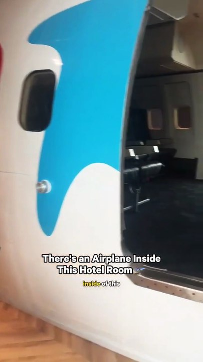 This hotel room has an airplane inside 🛫