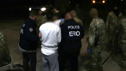 Erste Migranten aus den USA nach Guantanamo gebracht