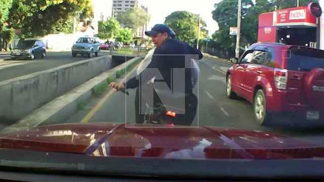 VIDEO: ¡Luego de un robo! Motoladrones escapaban y casi atropellan a una niña