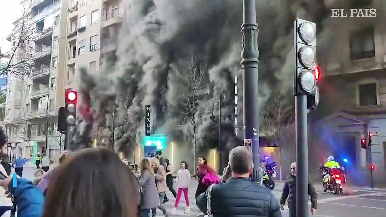 Un incendio en el centro de Valencia deja una enorme columna de humo