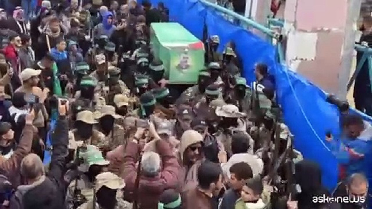 A Gaza una folla armata per i funerali del leader di Hamas Issa