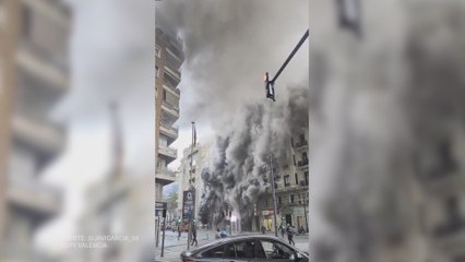 Un espectacular incendio en Valencia devora un bingo y llena de humo la calle