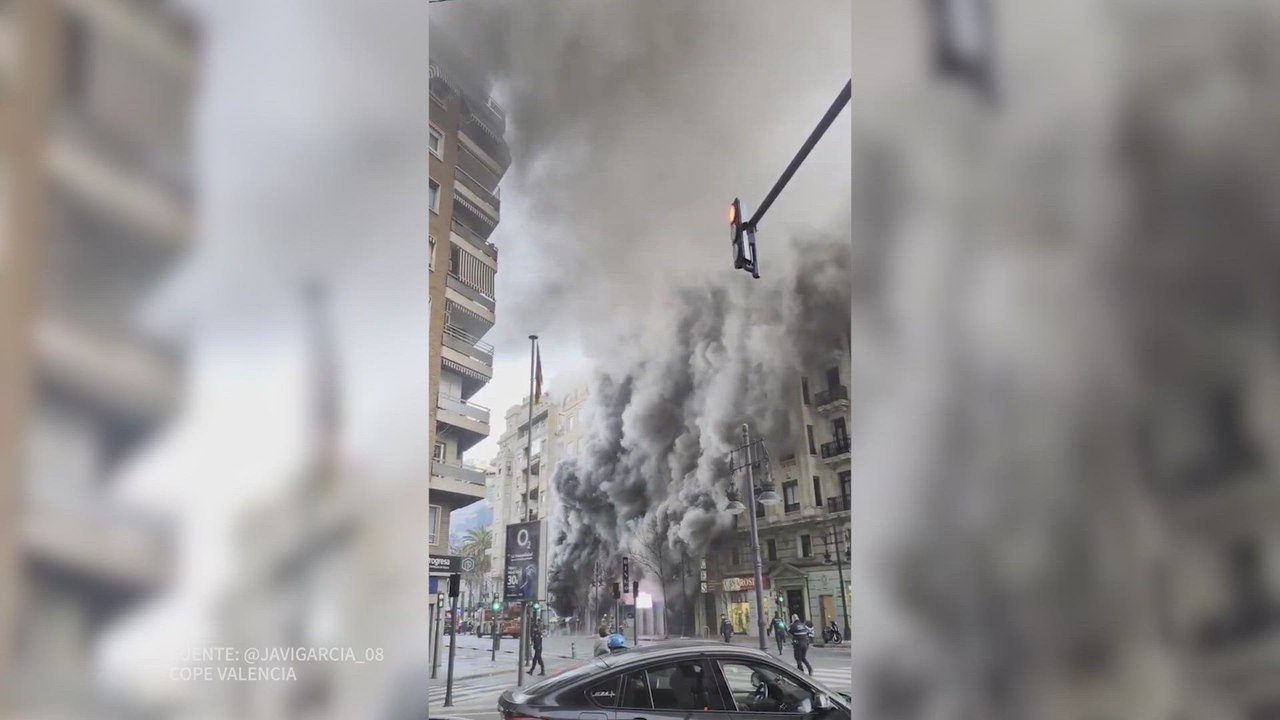 Un espectacular incendio en Valencia devora un bingo y llena de humo la calle