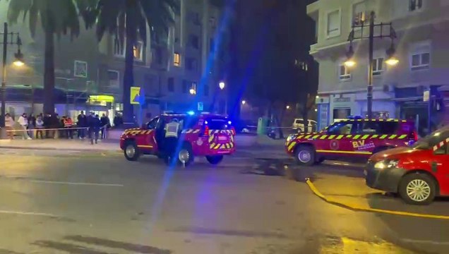 Varias dotaciones de bomberos luchan contra el fuego en un bingo de València (VIDEO: Carlos Navarro)