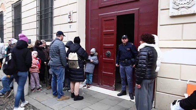 Ucraini in coda davanti alla Questura di Ferrara per il rinnovo del permesso di soggiorno