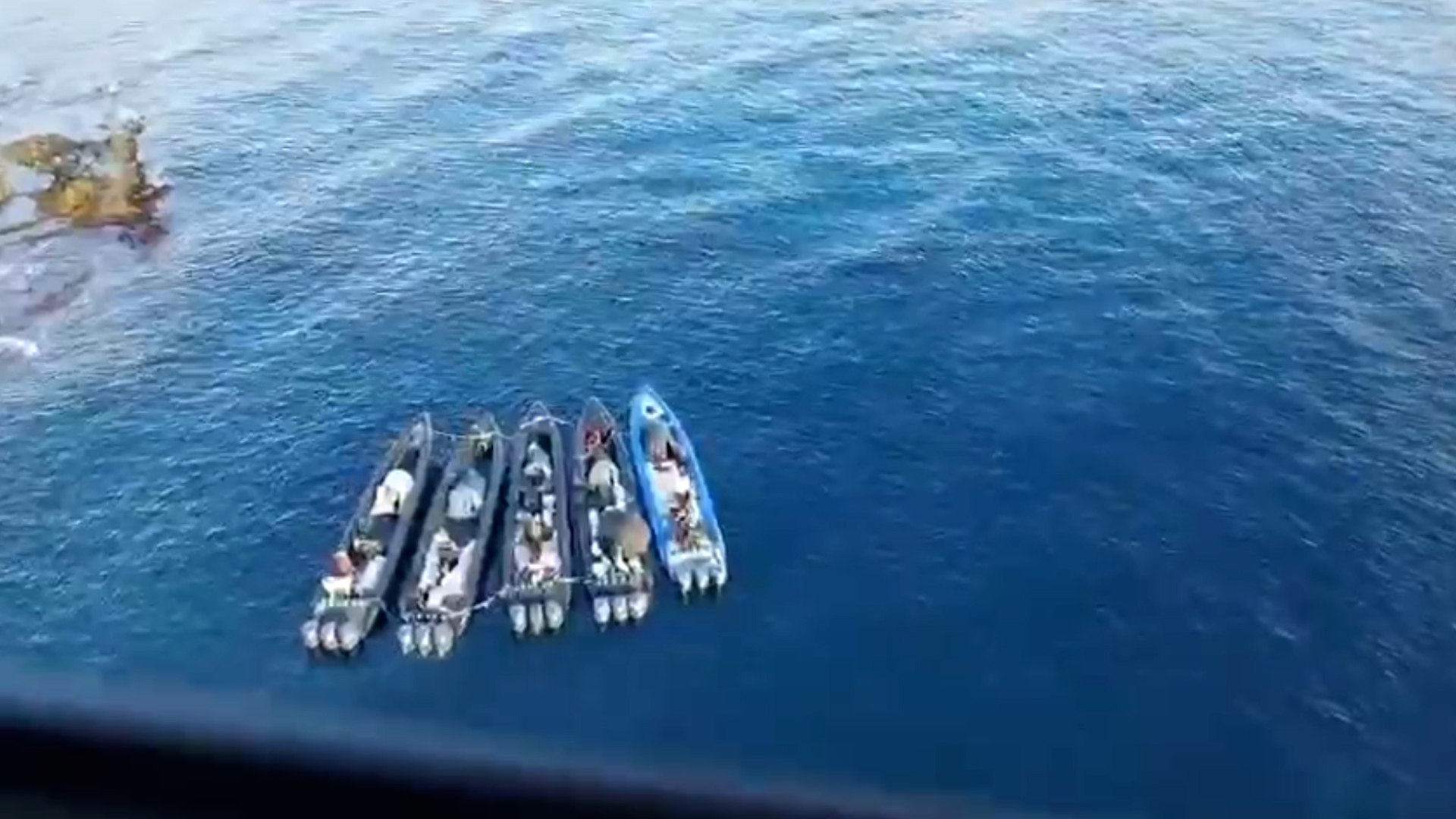 El narcotr�fico sigue siendo un grave problema en el Estrecho de Gibraltar y, este viernes, ha vuelto a cobrarse una v�ctima en la costa de C�diz. Un hombre que transportaba una gran cantidad de hach�s en una embarcaci�n de recreo ha perdido la vida tras colisionar con una lancha de la Guardia Civil. El incidente ocurri� cuando los agentes intentaban interceptar la embarcaci�n para evitar que alcanzara la costa de Barbate.

Adem�s, la imagen de numerosas embarcaciones fondeadas, esperando el momento de acceder al puerto para descargar, se ha repetido con frecuencia en la costa gaditana en los �ltimos d�as. EL MUNDO ha accedido a im�genes que evidencian las dificultades de la Guardia Civil para hacer frente a las narcolanchas.

Seg�n denuncian los agentes, las embarcaciones neum�ticas de cinco metros con las que trabajan no pueden competir con las lanchas r�pidas de los narcotraficantes, que alcanzan los 14 metros. Adem�s, las patrulleras del Instituto Armado no siempre est�n disponibles para reforzar los operativos.

Este nuevo suceso recuerda al tr�gico episodio del 9 de febrero de 2024, cuando la embarcaci�n pilotada por Karim el Baqqali embisti� una lancha neum�tica de la Guardia Civil, causando la muerte de los agentes Miguel �ngel Gonz�lez y David P�rez.