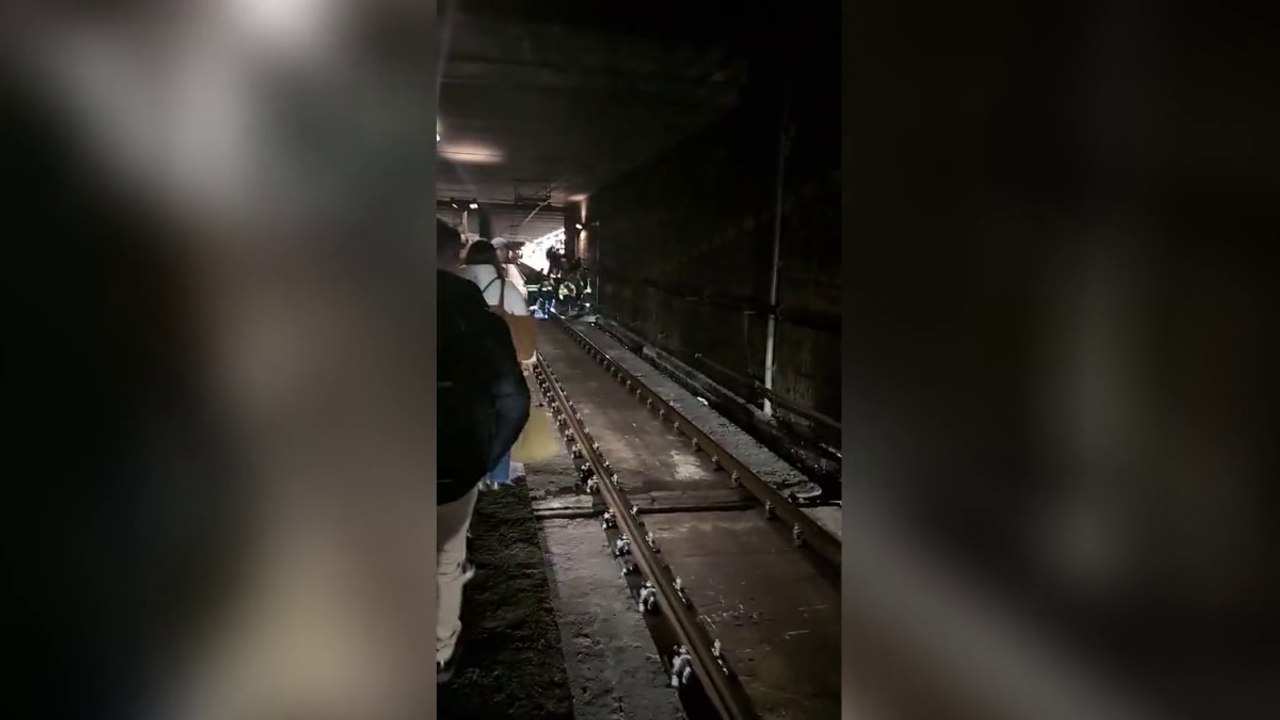Evacuato un treno della M2 in Stazione Centrale: centinaia di passeggeri a piedi tra i binari