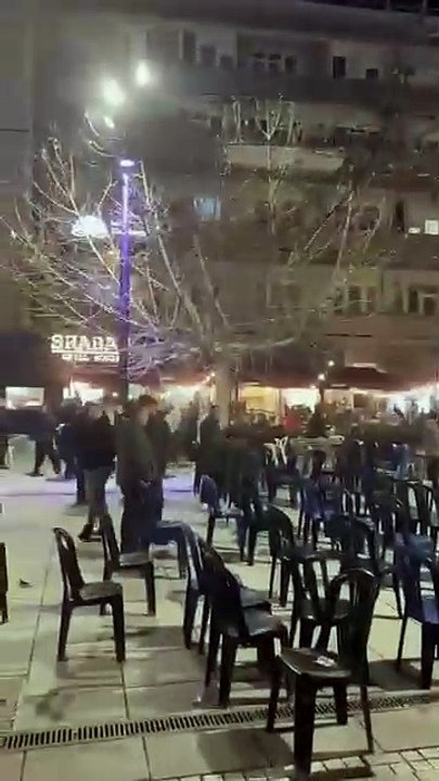 Karrige të zbrazëta dhe njerëz duke u larguar nga tubimi derisa Kurti mban fjalim - pamje nga sheshi