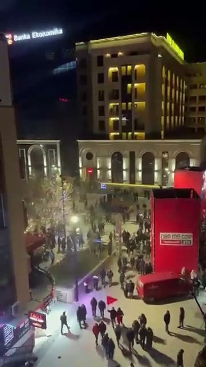 Karrige të zbrazëta dhe njerëz duke u larguar nga tubimi derisa Kurti mban fjalim - pamje nga sheshi