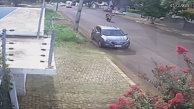 Pancada! Câmera flagra acidente que deixou motociclista ferido no Centro