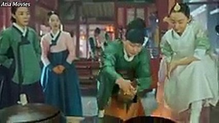 طباخ وسيم بيتنقل لعصر قديم وبيدخل في جسم الملكه وبيبهرهم بالاكل بتاعو علشان يرجعوه للزمن بتاعو تاني