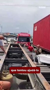 Motorista invade calçada, bate em caminhões e agride socorristas
