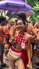 Foliões se inspiram em Fernanda Torres com fantasias no carnaval