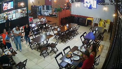VÍDEO: PM que estava de folga salva idosa engasgada em restaurante