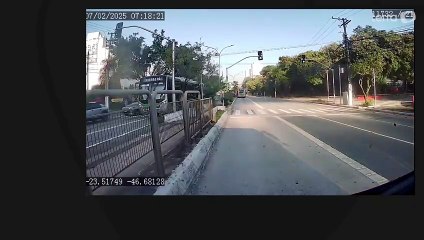 Vídeo mostra ônibus perdendo o controle após ser atingido por avião e correria de passageiros em SP