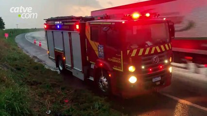 Casal fica encarcerado após carro capotar na BR-163, em Cascavel