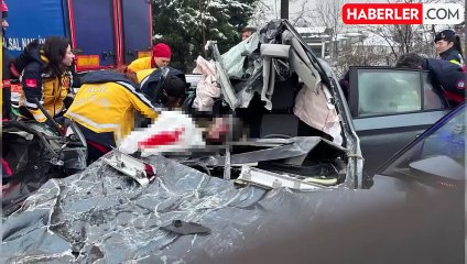 Sapanca'da tıra çarpan otomobilde 1 kişi öldü, 3 yaralı