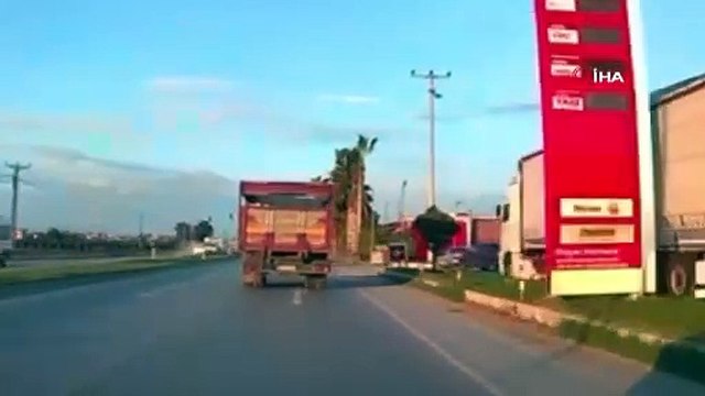 Mersin'de feci kaza: Kamyona çarpan tofaş hurdaya döndü!