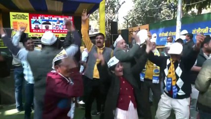 Delhi: रुझान में बंपर हार, फिर भी AAP दफ्तर में जमकर हो रहा सेलिब्रेशन