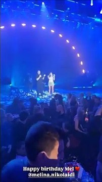 H Μελίνα Νικολαΐδη έχει γενέθλια & η Βανδή οργάνωσε πάρτι στο καμαρίνι της! Οι ευχές & το γλυκό φιλί