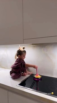 Ιωάννα Τούνη: Ο μικρός Πάρης πήρε το τηγάνι και… έγινε σεφ - Έφτιαξε την πρώτη του ομελέτα!