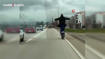 Seyir halinde kendisini kuş zannetti: İlginç anlar kamerada