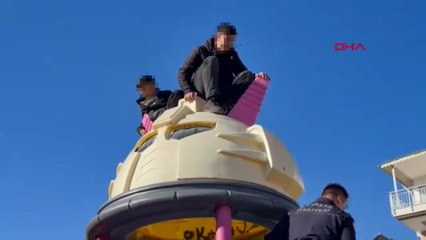 Kaydırakta mahsur kalan çocukları itfaiye kurtardı